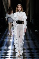 バルマン 2016年秋冬ウィメンズコレクション - 女性の美しさを讃えて、コルセットで魅せる｜写真41