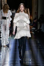 バルマン 2016年秋冬ウィメンズコレクション - 女性の美しさを讃えて、コルセットで魅せる｜写真42