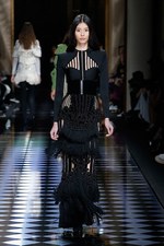 バルマン 2016年秋冬ウィメンズコレクション - 女性の美しさを讃えて、コルセットで魅せる｜写真43