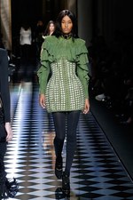 バルマン 2016年秋冬ウィメンズコレクション - 女性の美しさを讃えて、コルセットで魅せる｜写真44