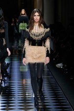 バルマン 2016年秋冬ウィメンズコレクション - 女性の美しさを讃えて、コルセットで魅せる｜写真45