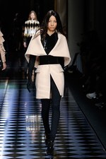 バルマン 2016年秋冬ウィメンズコレクション - 女性の美しさを讃えて、コルセットで魅せる｜写真49