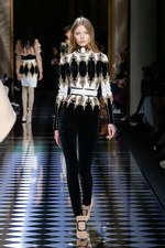 バルマン 2016年秋冬ウィメンズコレクション - 女性の美しさを讃えて、コルセットで魅せる｜写真50