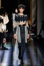 バルマン 2016年秋冬ウィメンズコレクション - 女性の美しさを讃えて、コルセットで魅せる｜写真51