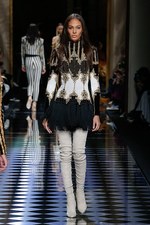 バルマン 2016年秋冬ウィメンズコレクション - 女性の美しさを讃えて、コルセットで魅せる｜写真54