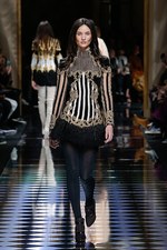 バルマン 2016年秋冬ウィメンズコレクション - 女性の美しさを讃えて、コルセットで魅せる｜写真56
