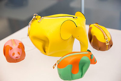 ロエベの限定ショップが西武池袋本店に - 「エレファント バッグ」のエレクトリック ブルーが限定発売