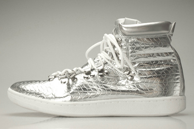 真っ白なキャンパスを彩る平和の色のスニーカー - ホワイトフラッグス 2012年春夏コレクション