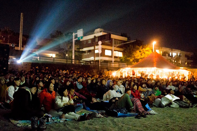 第8回逗子海岸映画祭、ビーチで楽しむ野外映画 -『PK』『フォレスト・ガンプ』など上映 | 写真