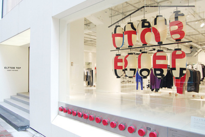 ELTTOB TEP ISSEY MIYAKE - NATSUKO KONDO氏による新ウィンドウと黒田征太郎氏特別展示を開催中