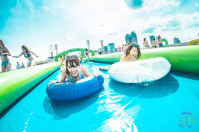 水がテーマの一大イベント「スライド・ザ・シティ フェス」お 水がテーマの一大イベント「スライド・ザ・シティ フェス」お