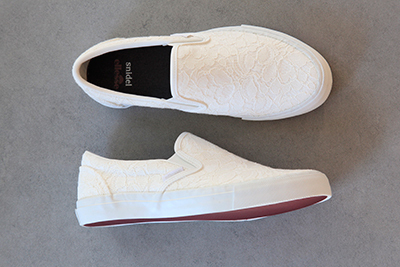 スナイデル×エレッセ コラボスリッポン - ホワイトのアッパーに花々のレースをあしらって