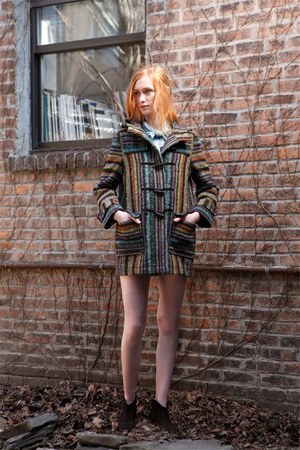 都会の中に生まれたノスタルジックな世界-イー．ワイ．ワダ（e.y.wada）の、2011-12年秋冬コレクション｜写真2