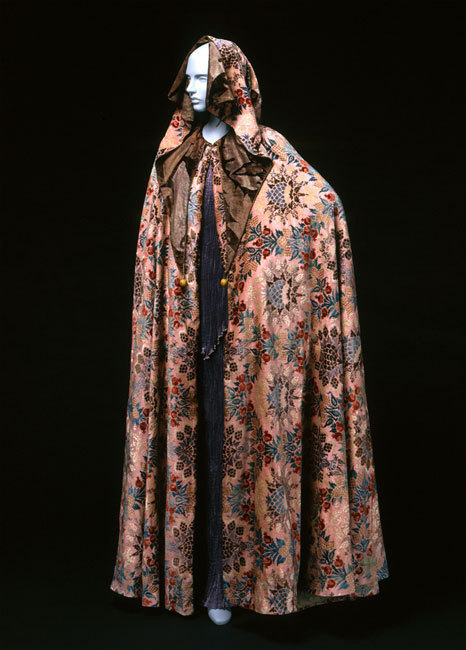 神戸ファッション美術館の収蔵品カタログ『DRESS COLLECTION』- 18世紀から現代を網羅 | 写真