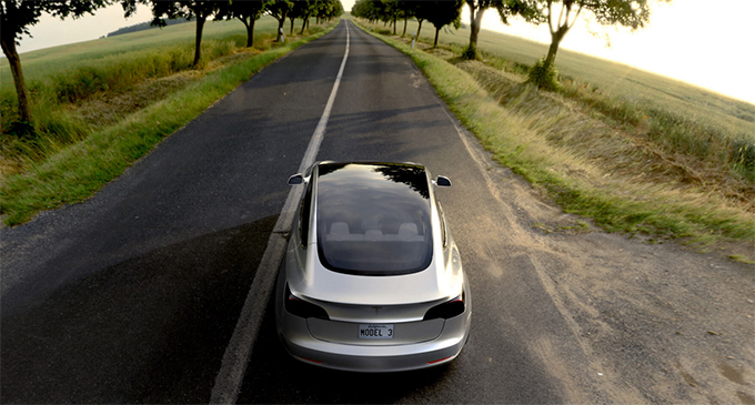 テスラが新型電気自動車「モデル3」低価格の約390万円、1回の充電で345km走行可能な量産型セダン｜写真4