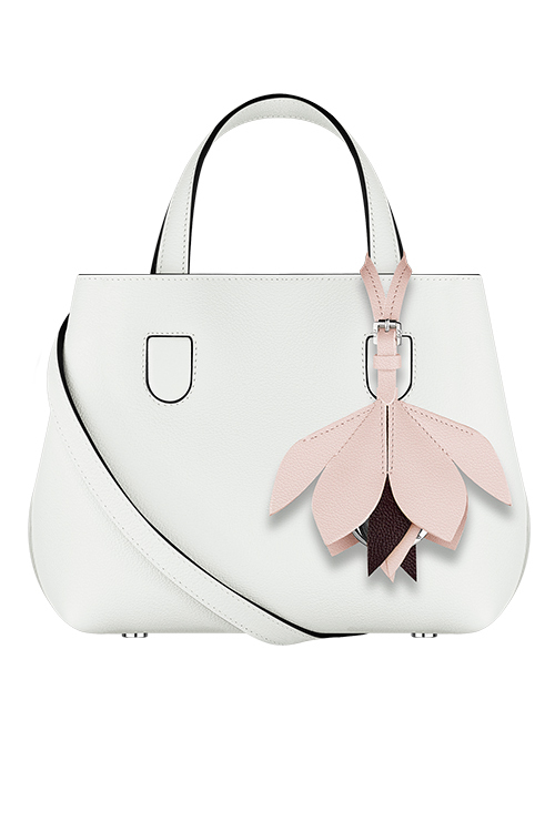 ディオールの日本限定バッグ「ディオール ブロッサム」- 桜から着想を得た大胆な花モチーフ | 写真