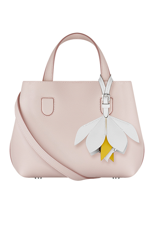 ディオールの日本限定バッグ「ディオール ブロッサム」- 桜から着想を得た大胆な花モチーフ | 写真