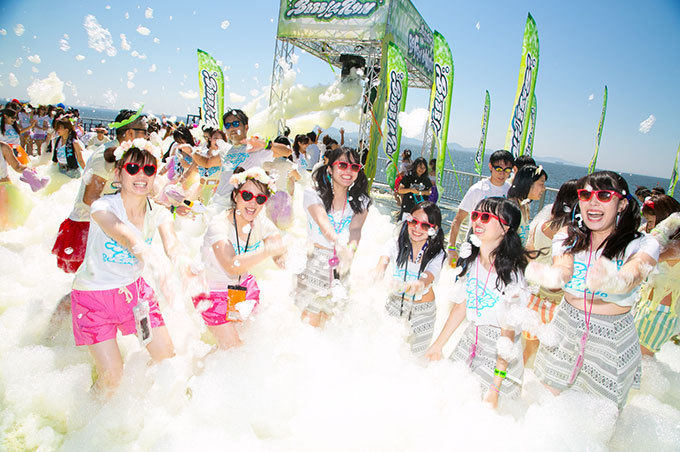 「バブルラン」埼玉・西武プリンスドームで開催 - 30,000人が泡まみれに | 写真