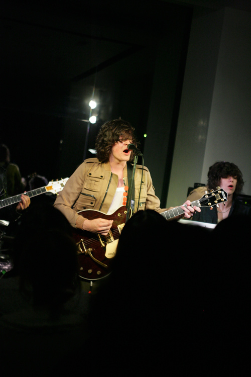 注目UKバンドがバーバリーで一夜限りのインストアライブ｜写真5