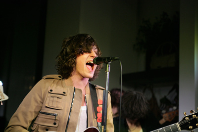 注目UKバンドがバーバリーで一夜限りのインストアライブ