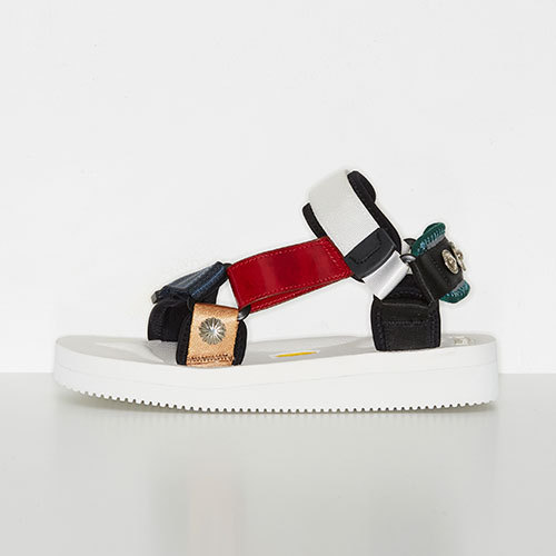 SUICOKE×TOGA、ユニセックスのフラットサンダル - レザーを合わせた 