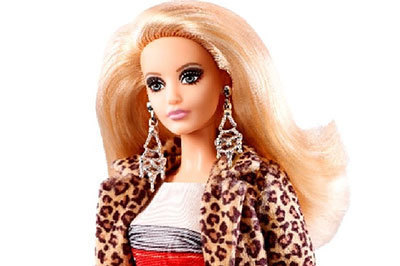 バービー×アンディ・ウォーホール - ‟トマトスープ”Tシャツを着た限定ドールが誕生