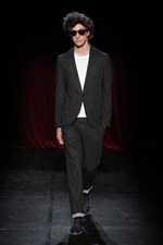 ボリュームと透明性をテーマに再解釈 メゾン マルタン マルジェラ(Maison Martin Margiela)、2012年春夏メンズコレクション｜写真1