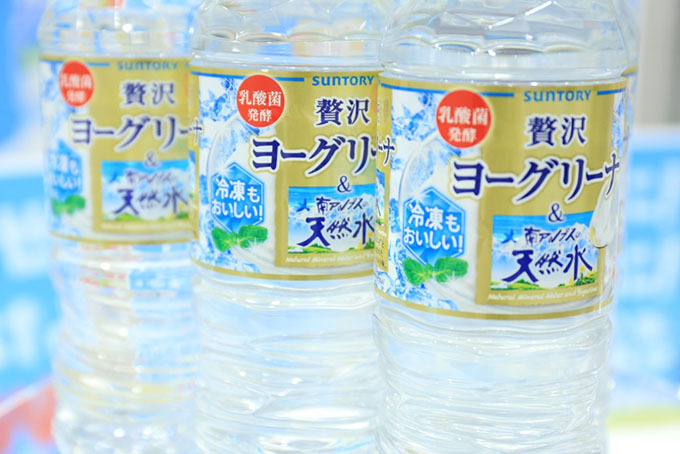 サントリー「ヨーグリーナ」そのまま冷凍出来る新ボトルが発売 | 写真