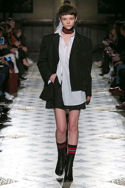 ヴェトモン 16 17年秋冬コレクション 脚光を浴びるストリートモダン 初のメンズを発表 ファッションプレス