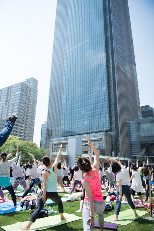 東京ミッドタウンのGWイベント「オープン ザ パーク」新緑の下、読書＆ヨガ、そしてハイボールを｜写真6
