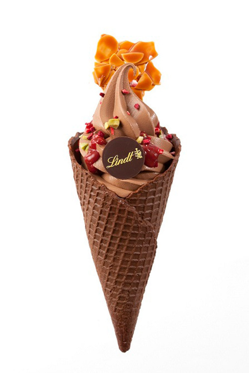 リンツ季節限定ソフトクリーム「ショコラ フランボワーズ」ベリー＆ベリーのプチプチ食感 | 写真