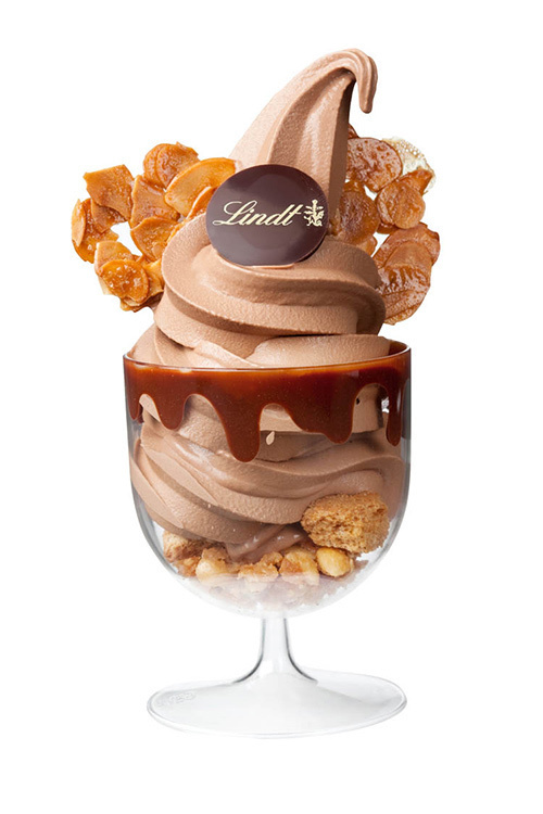 リンツ季節限定ソフトクリーム「ショコラ フランボワーズ」ベリー＆ベリーのプチプチ食感 | 写真