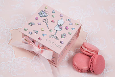 ラデュレより限定マカロンボックス登場 -トルソーやハサミなど、クチュール用小物のガーリーなイラスト