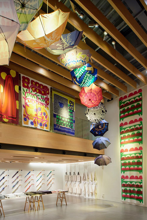 マリメッコのテキスタイルを手がける、鈴木マサルの展覧会 - カラフルな傘やトートバッグを展示＆販売｜写真30