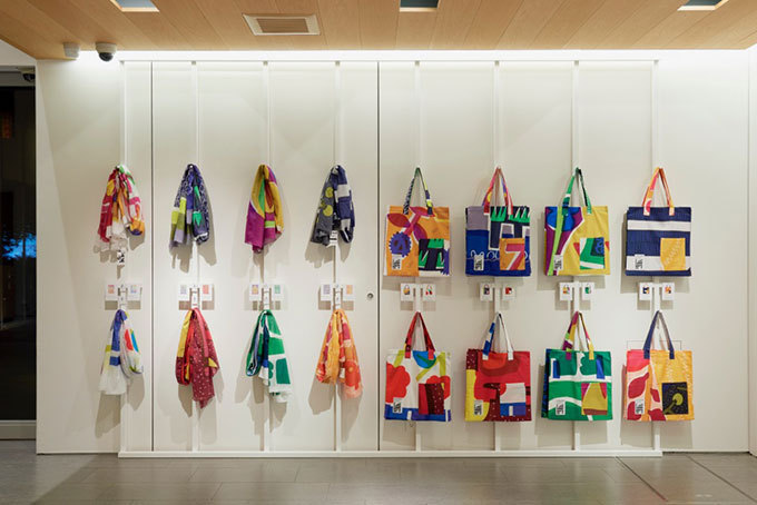マリメッコのテキスタイルを手がける、鈴木マサルの展覧会 - カラフルな傘やトートバッグを展示＆販売｜写真32