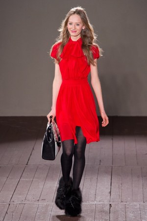 キュートにファッションを楽しむ世界のガールズに捧げる モスキーノ チープ＆シック 2011-12年秋冬コレクション｜写真3