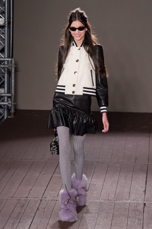 キュートにファッションを楽しむ世界のガールズに捧げる モスキーノ チープ＆シック 2011-12年秋冬コレクション｜写真17