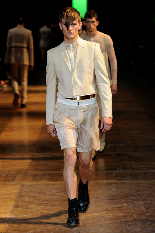 日本のアニメのエッセンスも取り入れて、セクシーな男性像を表現 - ミュグレー(Mugler)、2012年春夏メンズコレクション｜写真5