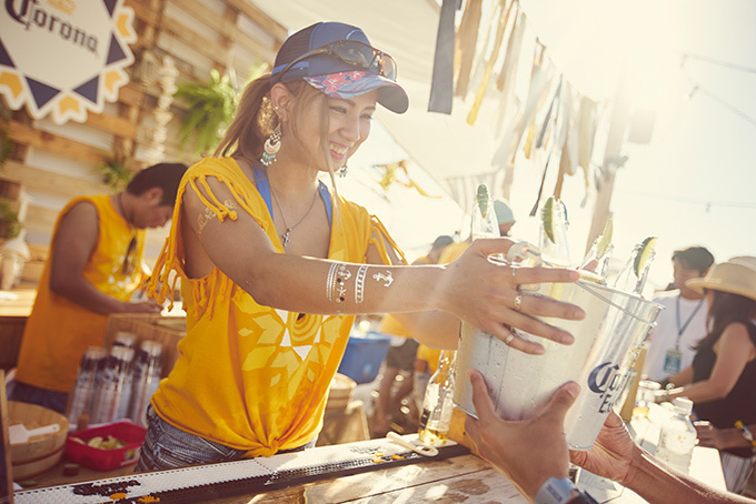 「コロナ サンセット フェスティバル」沖縄で楽しむ極上のビーチフェス - コロナ飲み放題VIP席も | 写真