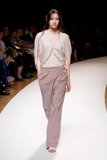 明るい風に乗って運ばれてきた希望の服  サポートサーフェス(support surface) 2012年春夏コレクション｜写真1