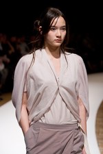 明るい風に乗って運ばれてきた希望の服  サポートサーフェス(support surface) 2012年春夏コレクション｜写真2