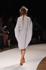 明るい風に乗って運ばれてきた希望の服  サポートサーフェス(support surface) 2012年春夏コレクション｜写真5