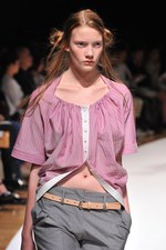 明るい風に乗って運ばれてきた希望の服  サポートサーフェス(support surface) 2012年春夏コレクション｜写真9