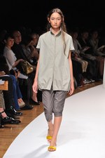 明るい風に乗って運ばれてきた希望の服  サポートサーフェス(support surface) 2012年春夏コレクション｜写真10