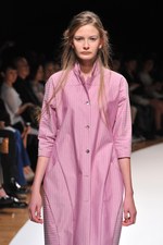 明るい風に乗って運ばれてきた希望の服  サポートサーフェス(support surface) 2012年春夏コレクション｜写真12