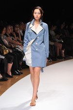 明るい風に乗って運ばれてきた希望の服  サポートサーフェス(support surface) 2012年春夏コレクション｜写真13