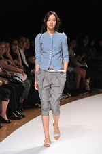 明るい風に乗って運ばれてきた希望の服  サポートサーフェス(support surface) 2012年春夏コレクション｜写真15