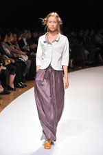 明るい風に乗って運ばれてきた希望の服  サポートサーフェス(support surface) 2012年春夏コレクション｜写真16