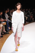 明るい風に乗って運ばれてきた希望の服  サポートサーフェス(support surface) 2012年春夏コレクション｜写真17