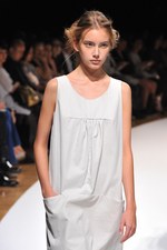 明るい風に乗って運ばれてきた希望の服  サポートサーフェス(support surface) 2012年春夏コレクション｜写真19